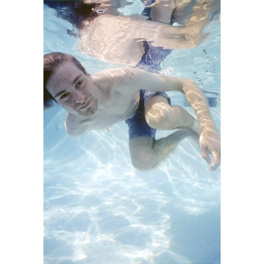 kurt+cobain+pool+nevermind+
